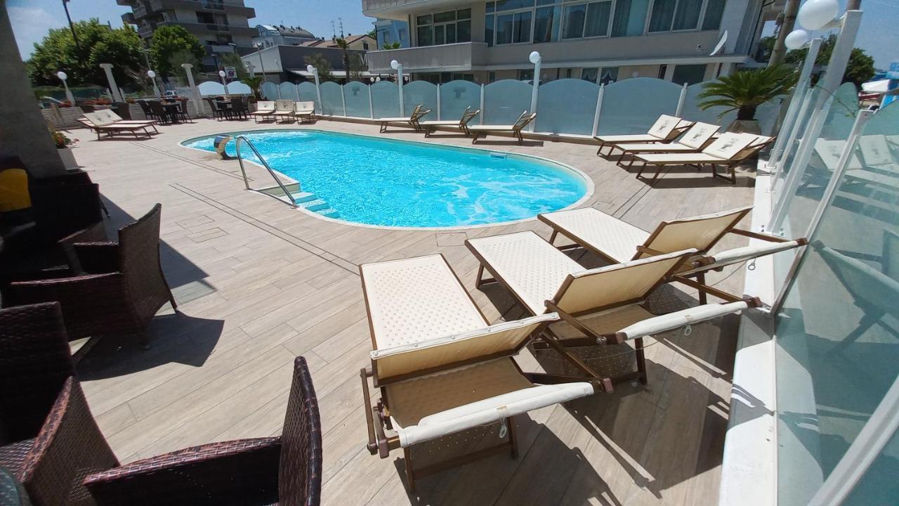 Hotel Caesar Paladium Rímini Exterior foto