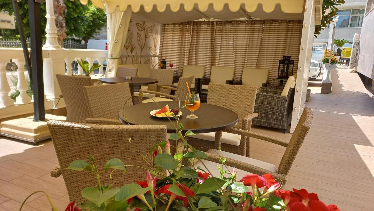 Hotel Caesar Paladium Rímini Exterior foto