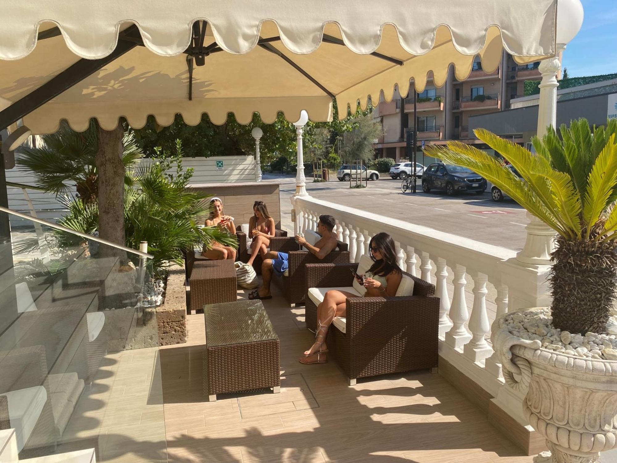 Hotel Caesar Paladium Rímini Exterior foto